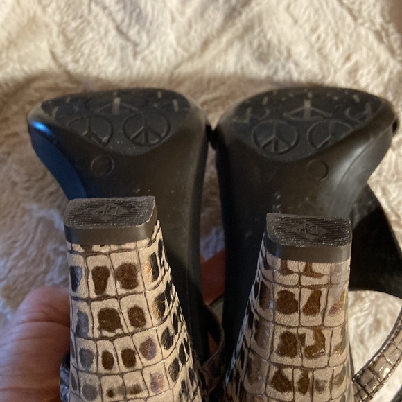 DONALD J PLINER PEGGY LEATHER T-STRAP HEELED SANDAL Sz 8 - Picture 14 of 16